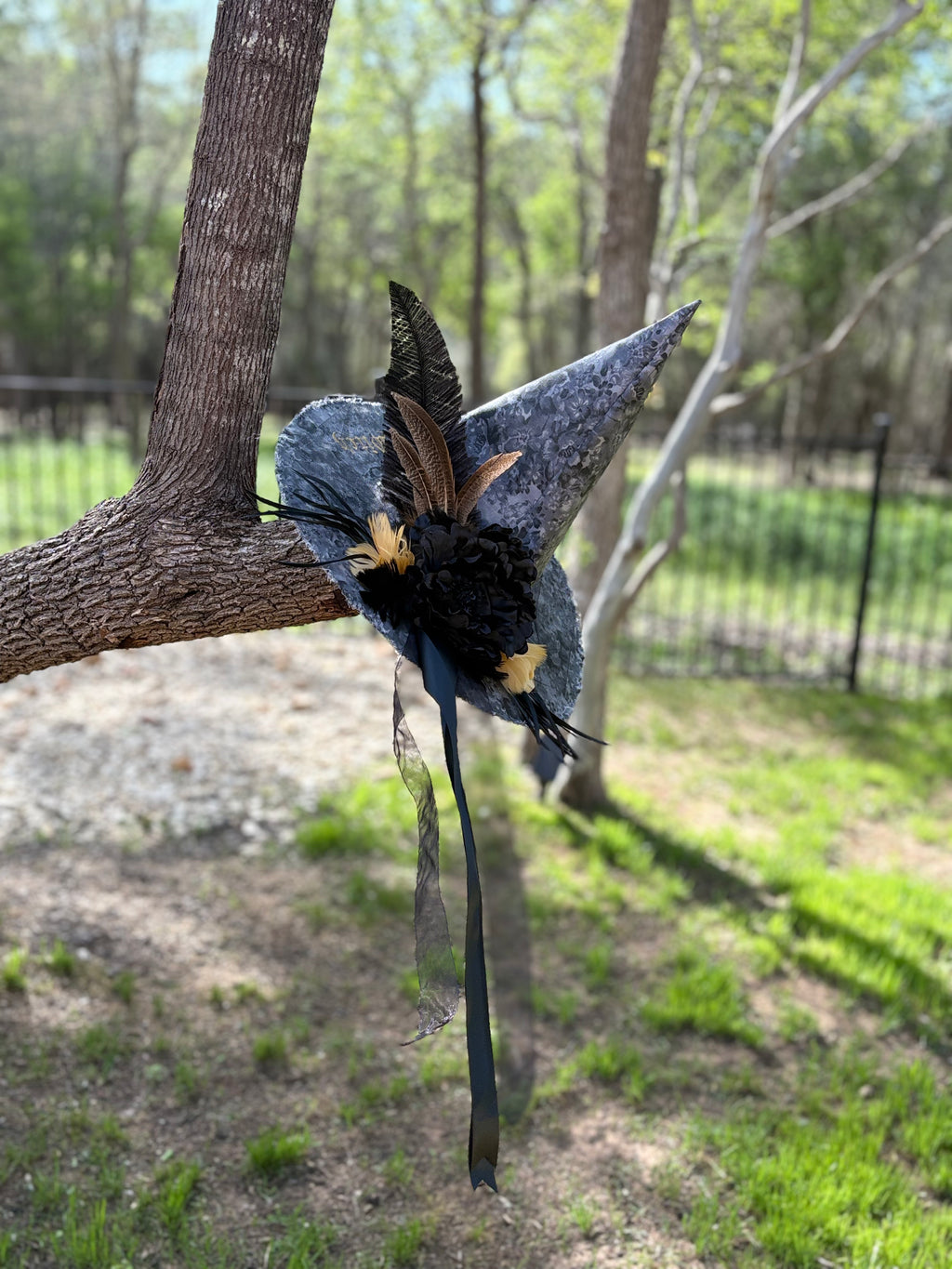 Nocturne Bloom | Feathered Noir Witch Hat – Moonspell Hollow™